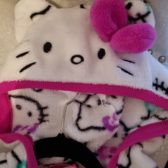 Girls Sanrio Hello Kitty Poncho - Picture 5 of 8
